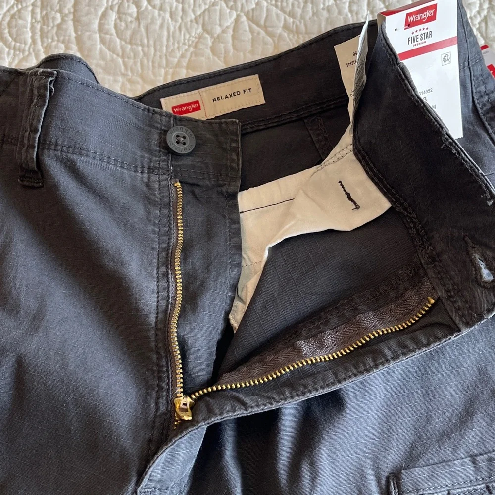 NWT Wrangler Cargo Cotton Shorts Men's 33 X 10